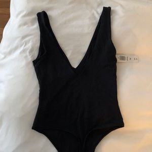 NWT Aritizia Babaton V Neck Contour Bodysuit